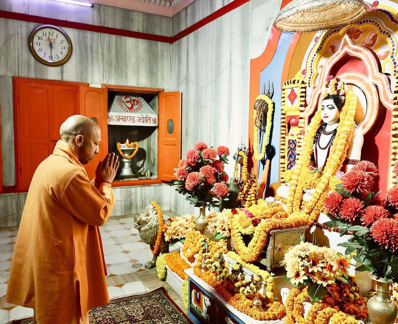 उत्तर प्रदेश के मुख्यमंत्री योगी आदित्यनाथ आज दो दिवसीय दौरे पर गोरखपुर पहुंचे।