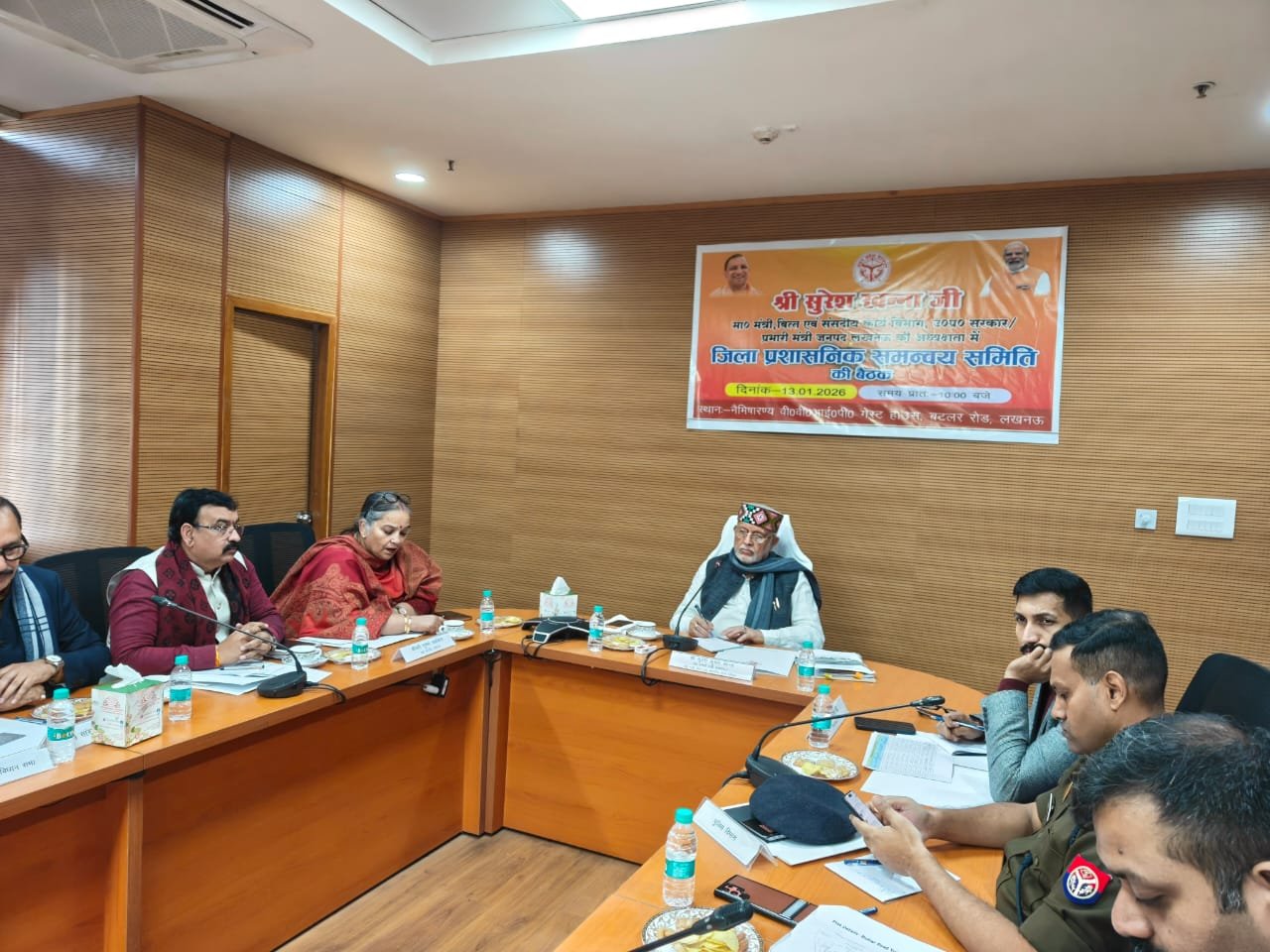 लखनऊ मे ट्रैफिक की समस्या पर मंत्रीसुरेश खन्ना ने की बैठक।