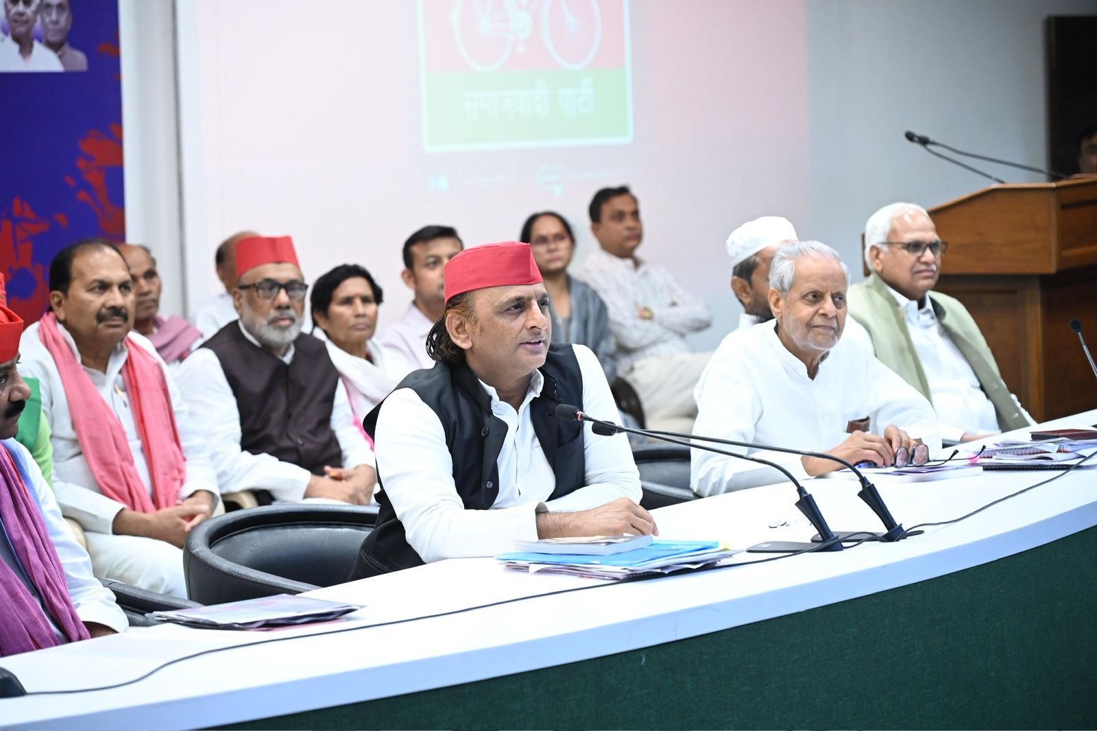 Akhilesh Yadav ने कार्यकर्ताओं को दिया संयम और सामाजिक सद्भाव का संदेश
