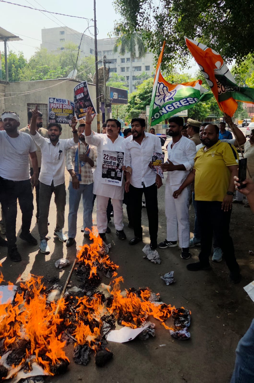 लखनऊ में NEET पेपर लीक के विरोध में युवा कांग्रेस-NSUI का प्रदर्शन, शिक्षा मंत्री का पुतला फूंका