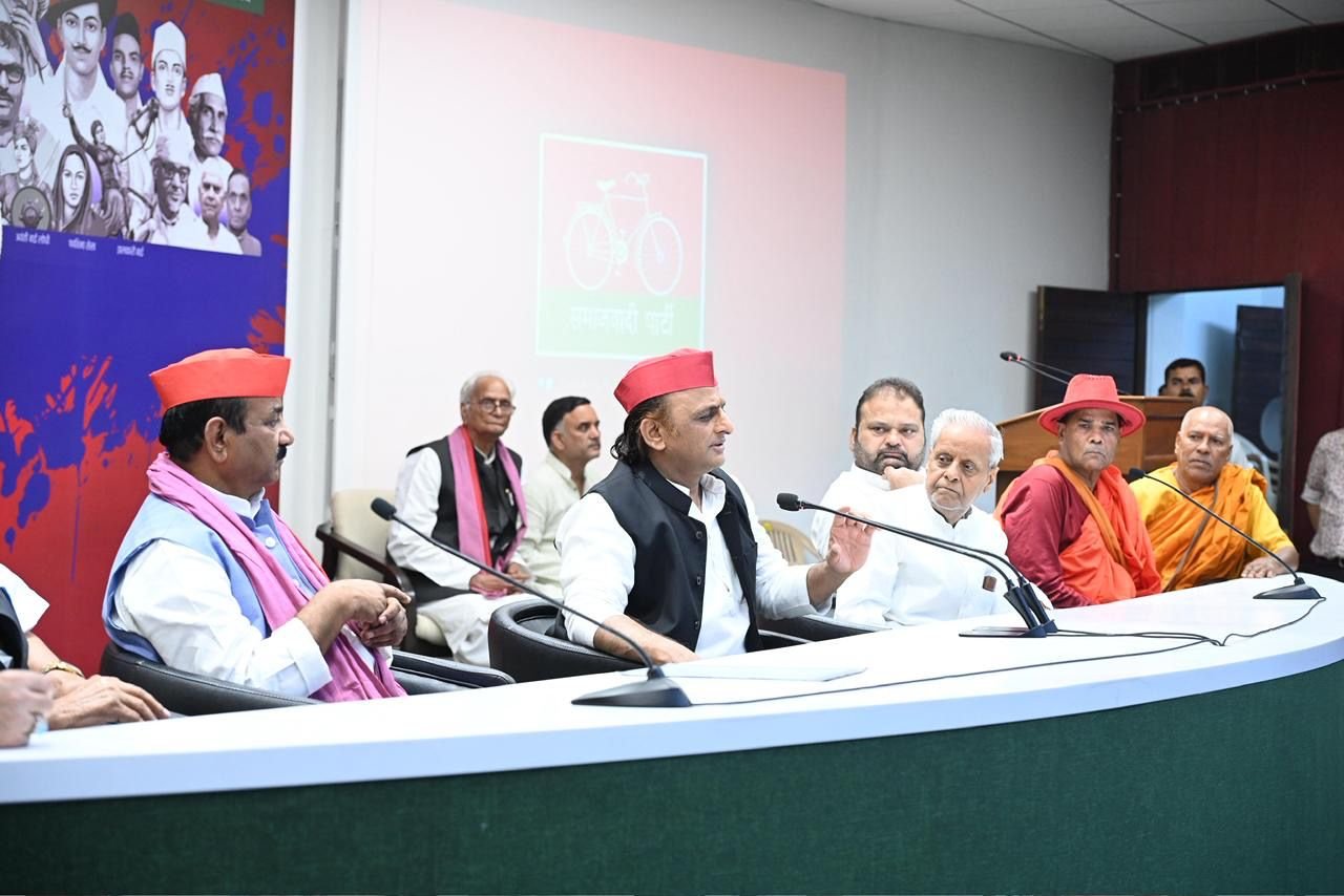 “2027 की ‘अग्निपरीक्षा’ का ऐलान: अखिलेश यादव बोले—‘भाजपा हटेगी, यूपी बचाएगा लोकतंत्र’”
