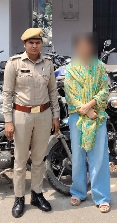 लखनऊ: आत्महत्या के लिए उकसाने के मामले में 25 हजार की इनामी युवती गिरफ्तार, होटल से दबोची गई