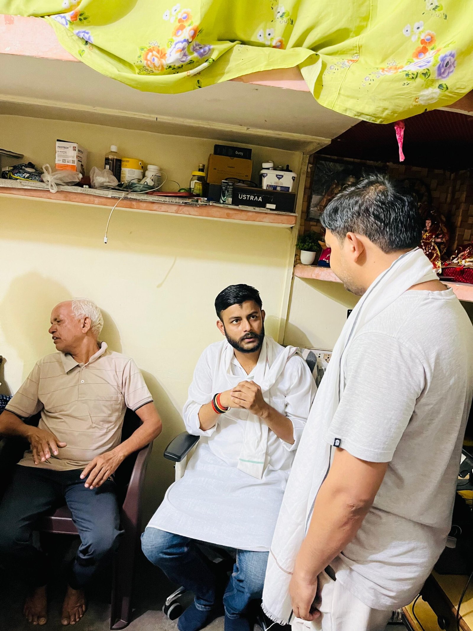 बेटे की तस्वीर के सामने रो पड़ा परिवार… अलीगंज अग्निकांड पीड़ितों से मिले NSUI प्रदेश उपाध्यक्ष आर्यन मिश्रा 💔🕯️