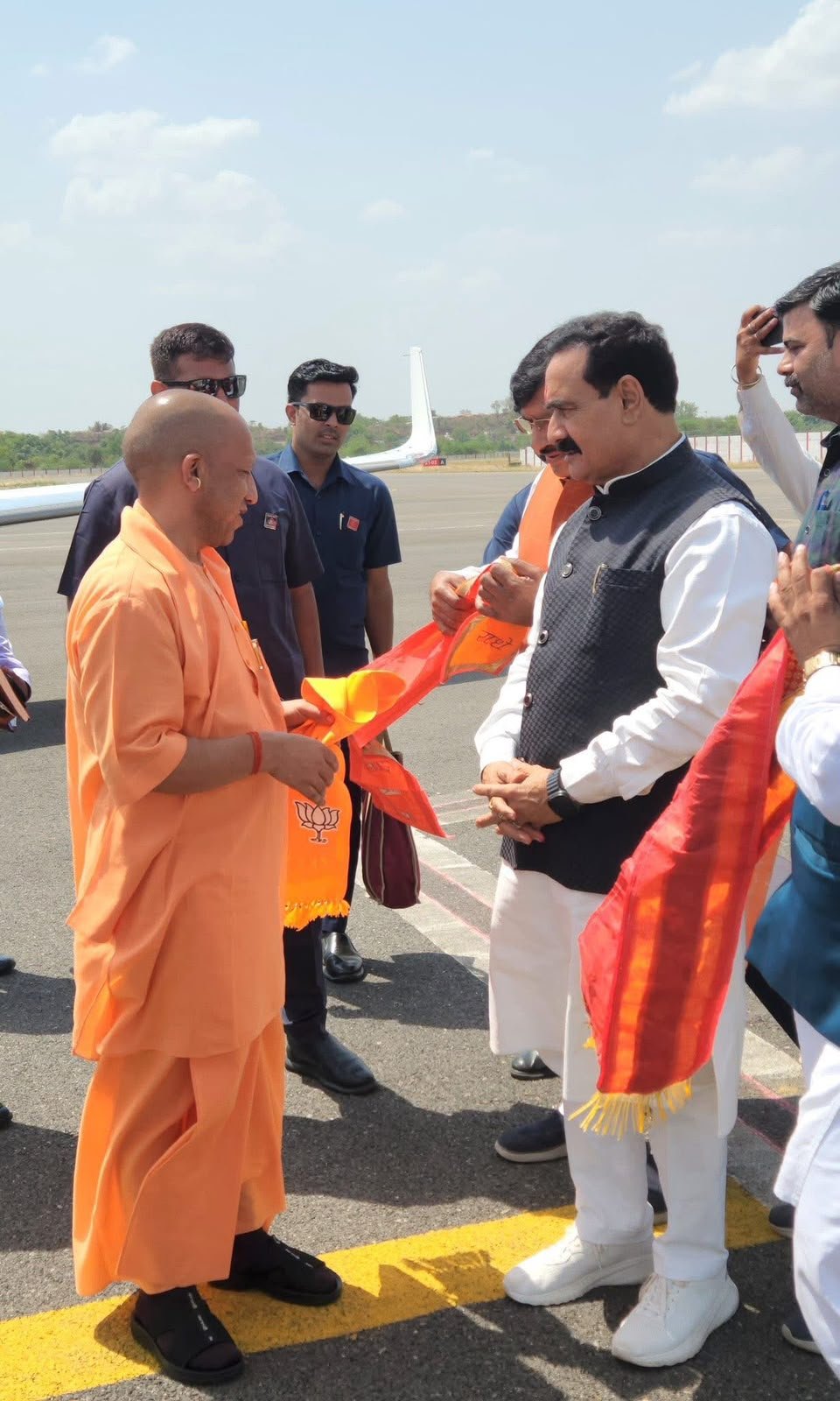 दतिया में मां पीतांबरा शक्ति पीठ पहुंचे CM योगी, भाजपा नेताओं ने किया भव्य स्वागत